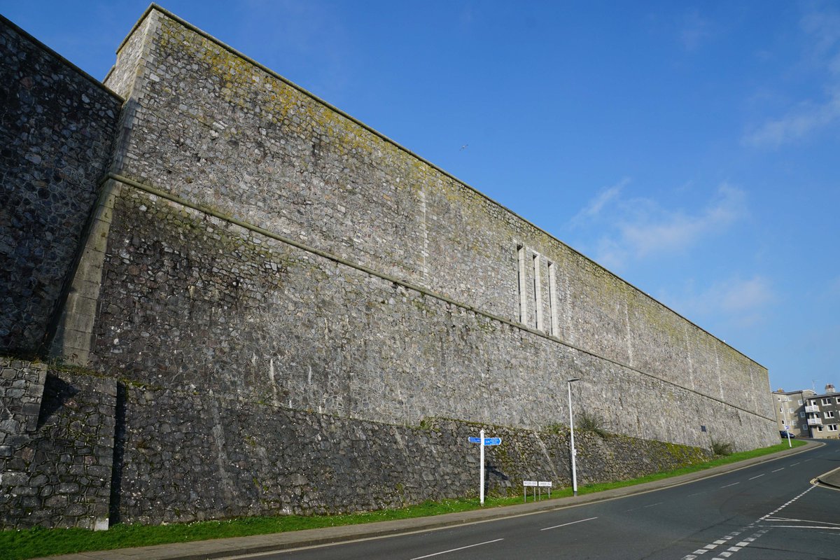 authorAPT's tweet image. #MilitaryMonday this week is a view of the imposing walls of the Royal Citadel in #Plymouth. Built partly on the site of 'Drake's Fort' in 1665, the walls seen here are around 12 metres high!

andrewpowell-thomas.co.uk/devons-militar…