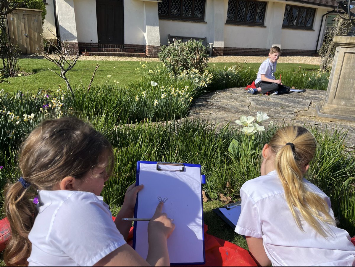 DurlstonArt's tweet photo. #durlstonyr5 making the most of the sunny weather and our beautiful grounds to develop our observational drawing techniques of nature and architecture. #durlstoncreate https://t.co/AWPSlRPwNx