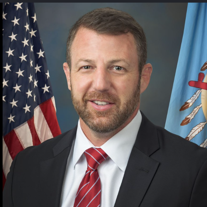 Cashloren's tweet photo. Markwayne Mullin’s nomination for Secretary of Homeland Security ADVANCES out of the committee with an 8-7 vote.

John Fetterman crossed over, voting yes, while Rand Paul voted no.  Now on to the full Senate for confirmation. https://t.co/RER0FvQu0P