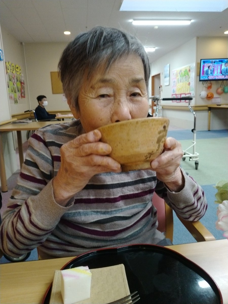 sibi6565's tweet photo. ３月１５日の行事は春のお茶会でした！実際にお茶点ての体験もしていただき、和菓子と一緒に抹茶の苦さを味わい楽しんでいました。 https://t.co/3D4Q78gIhJ