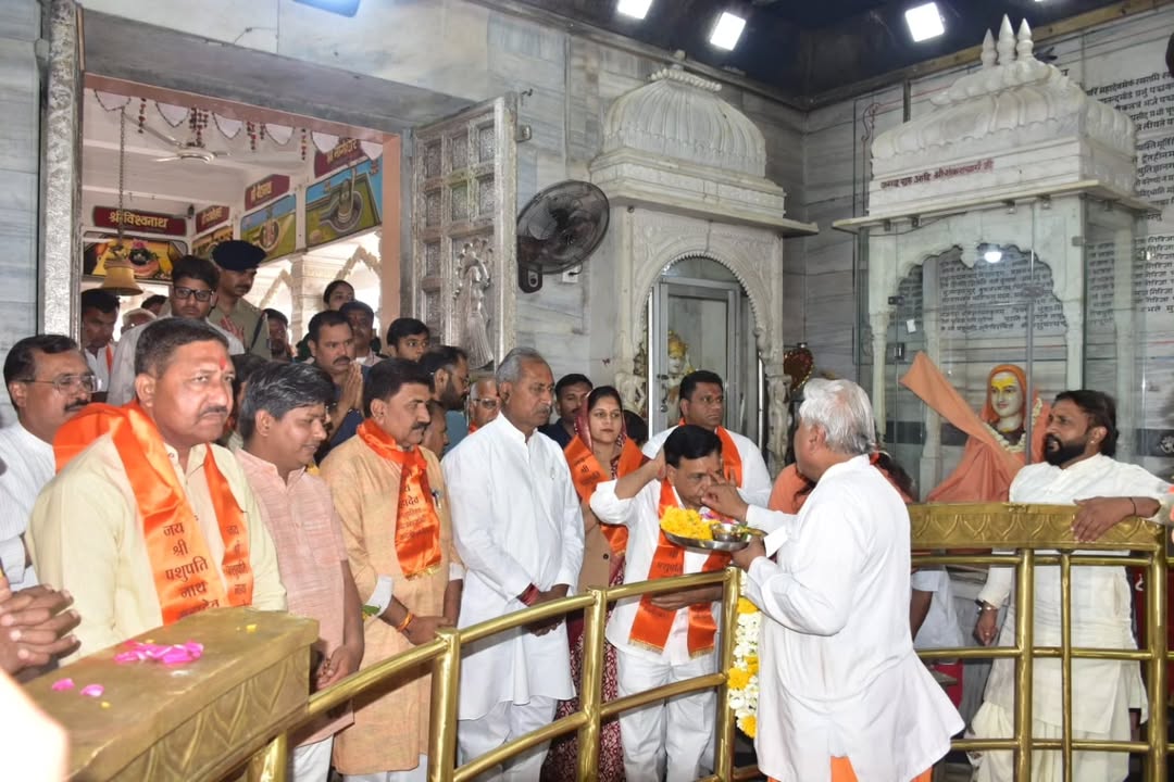 MandsaurBjp4's tweet photo. नव संवत्सर विक्रम संवत् 2083 के शुभारंभ के अवसर पर माननीय उप मुख्यमंत्री श्री जगदीश देवड़ा जी ने आज मंदसौर स्थित श्री पशुपतिनाथ मंदिर परिसर में आयोजित कार्यक्रम में सहभागिता की एवं सूर्य उपासना कर विधि-विधानपूर्वक ब्रह्मध्वज की स्थापना की। https://t.co/ue58riez5m