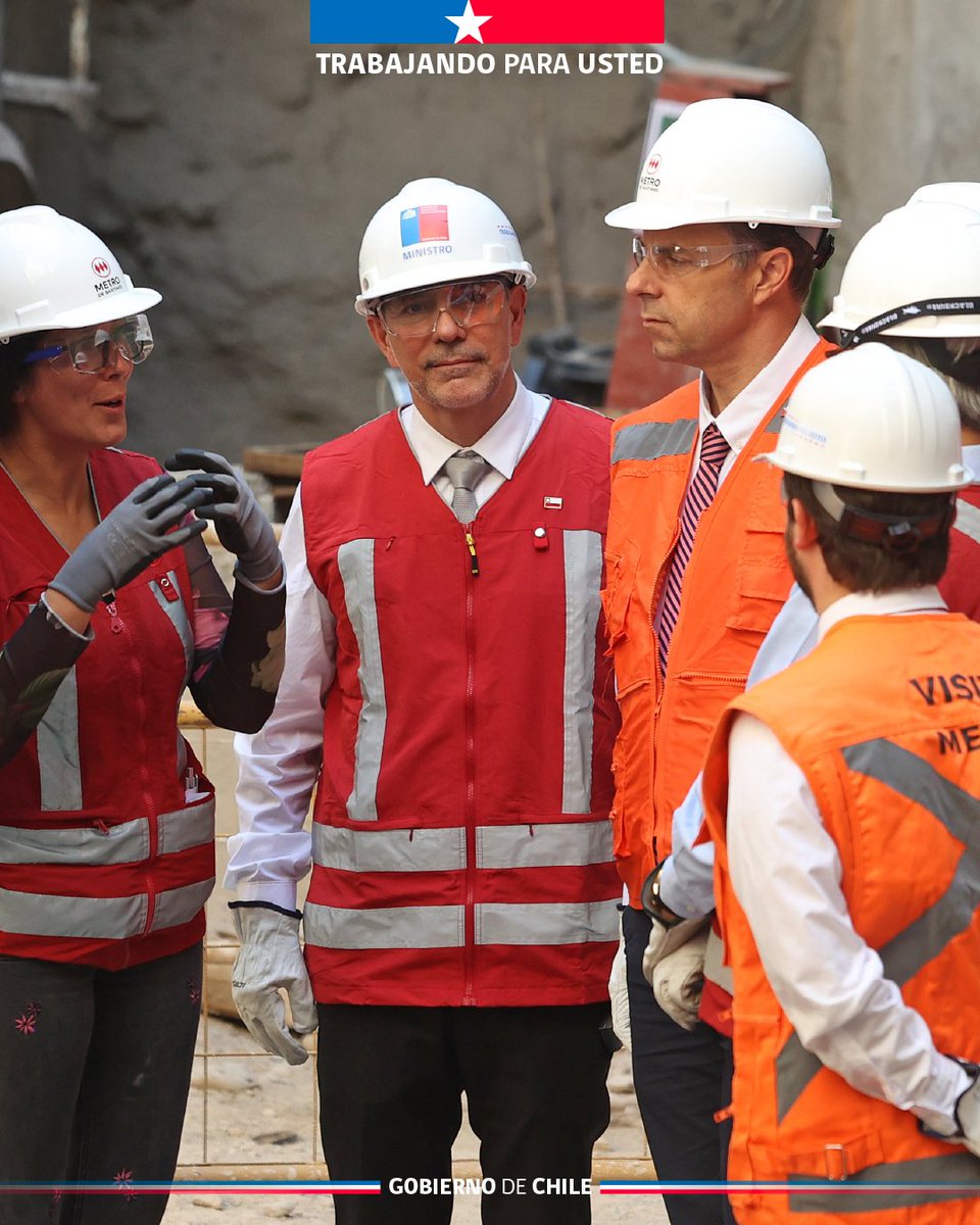 Ayer estuvimos en Puente Cal y Canto viendo un hito muy importante para la Línea 7 🚇
Junto al subsecretario Martín Mackenna presenciamos el encuentro de túneles que se conectan bajo la ciudad. 
La Línea 7 beneficiará a más de 1,6 millones de personas.
#TrabajandoParaUsted