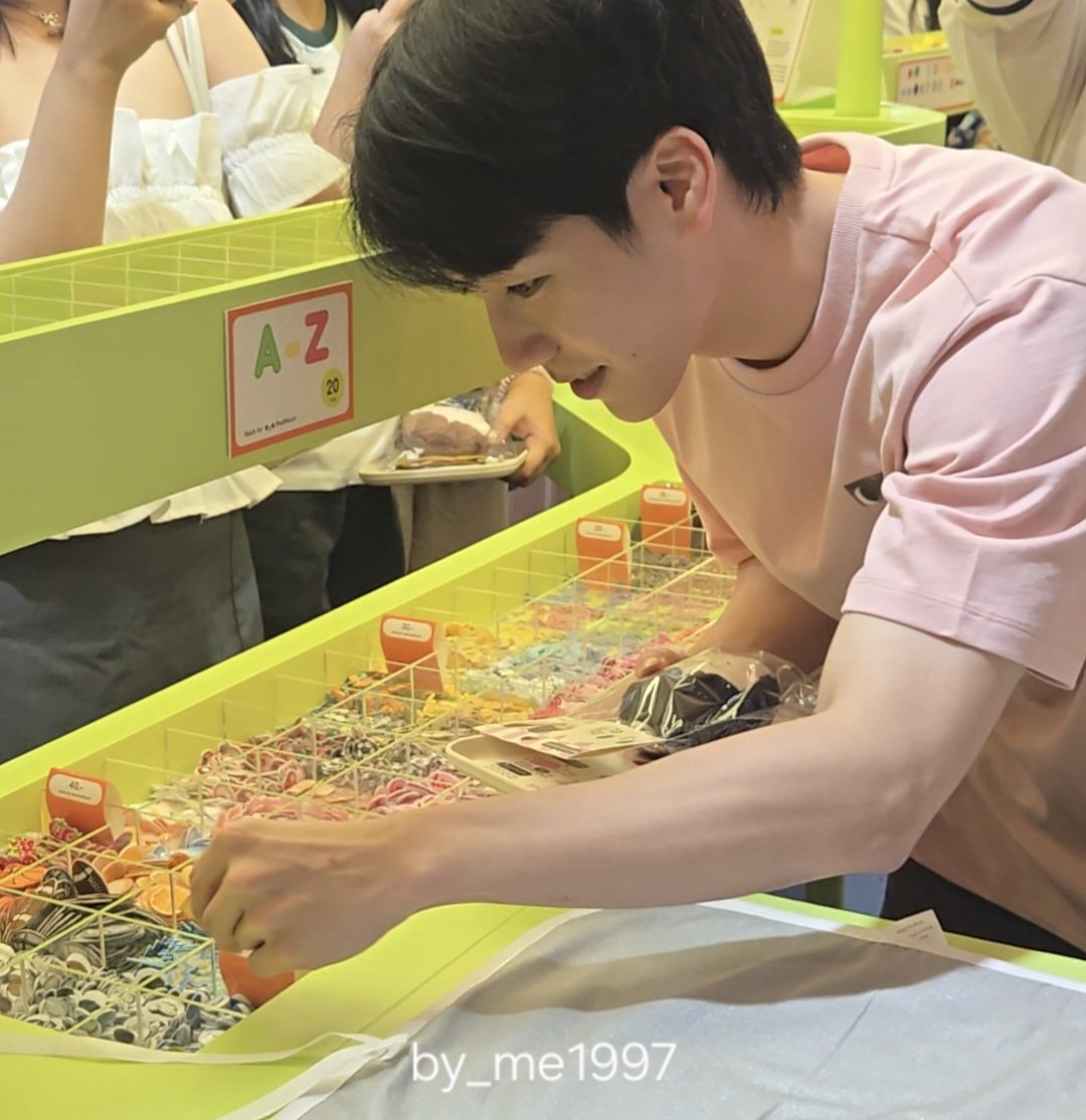 คือที่บอกว่ายืนเด๋อๆอยู่ๆก็เจอศลป ไม่ได้พูดเล่น วันนี้แค่แวะมาโอลูโละ ก่อนจะไปหาเพอแล้วรีบมาก อยู่ๆมีคนมุง นี่กำลังรอตัวรีดแล้วก้มเดมตอบเพื่อนอยู่เงยหน้าขึ้นมาปึ้งงง ตกกะใจแบบเอ้าพี่วอร์จริงหรือตาฝาด ใกล้เกิน แต่คือจากรีบหายรีบเลย😂