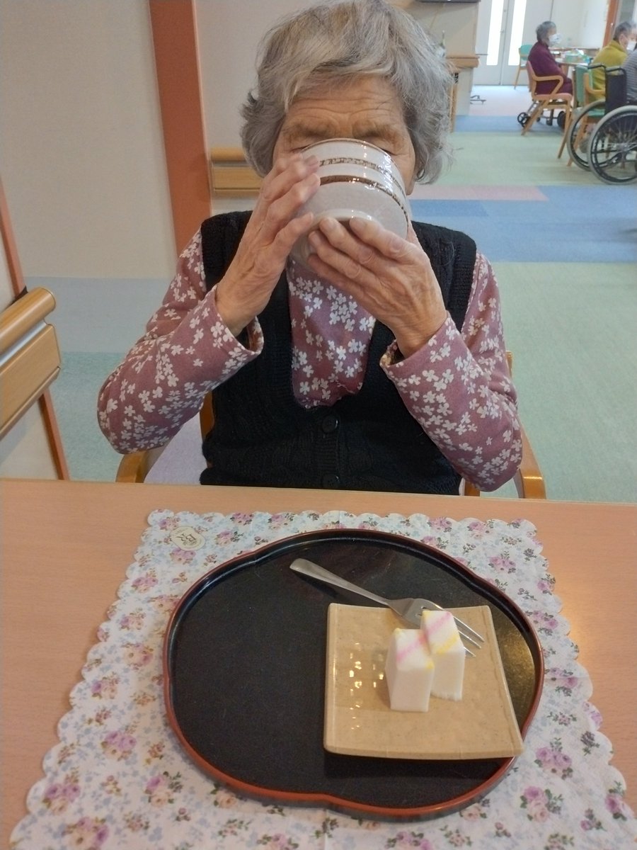sibi6565's tweet photo. ３月１５日の行事は春のお茶会でした！実際にお茶点ての体験もしていただき、和菓子と一緒に抹茶の苦さを味わい楽しんでいました。 https://t.co/3D4Q78gIhJ