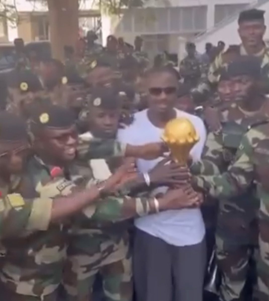 𝔸b𝕒𝕫𝕫 tweet media