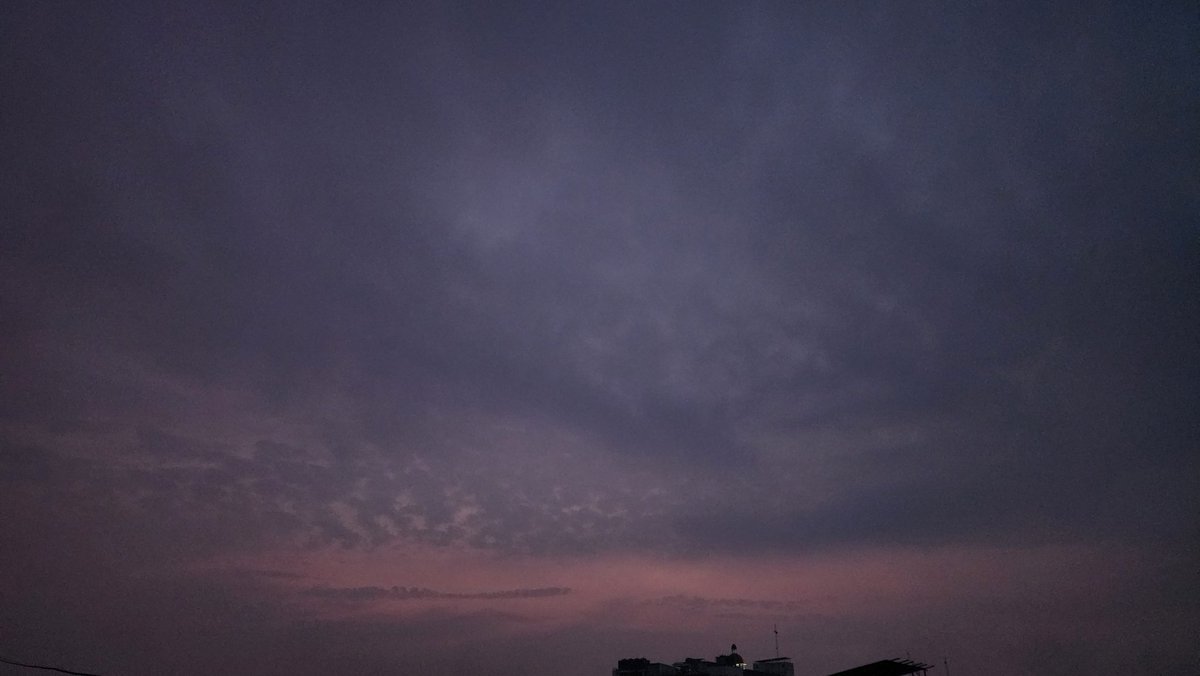 Ab aise asman mein agar Pakistaniyo ko Chand nazar ajaye toh moujza he hai.