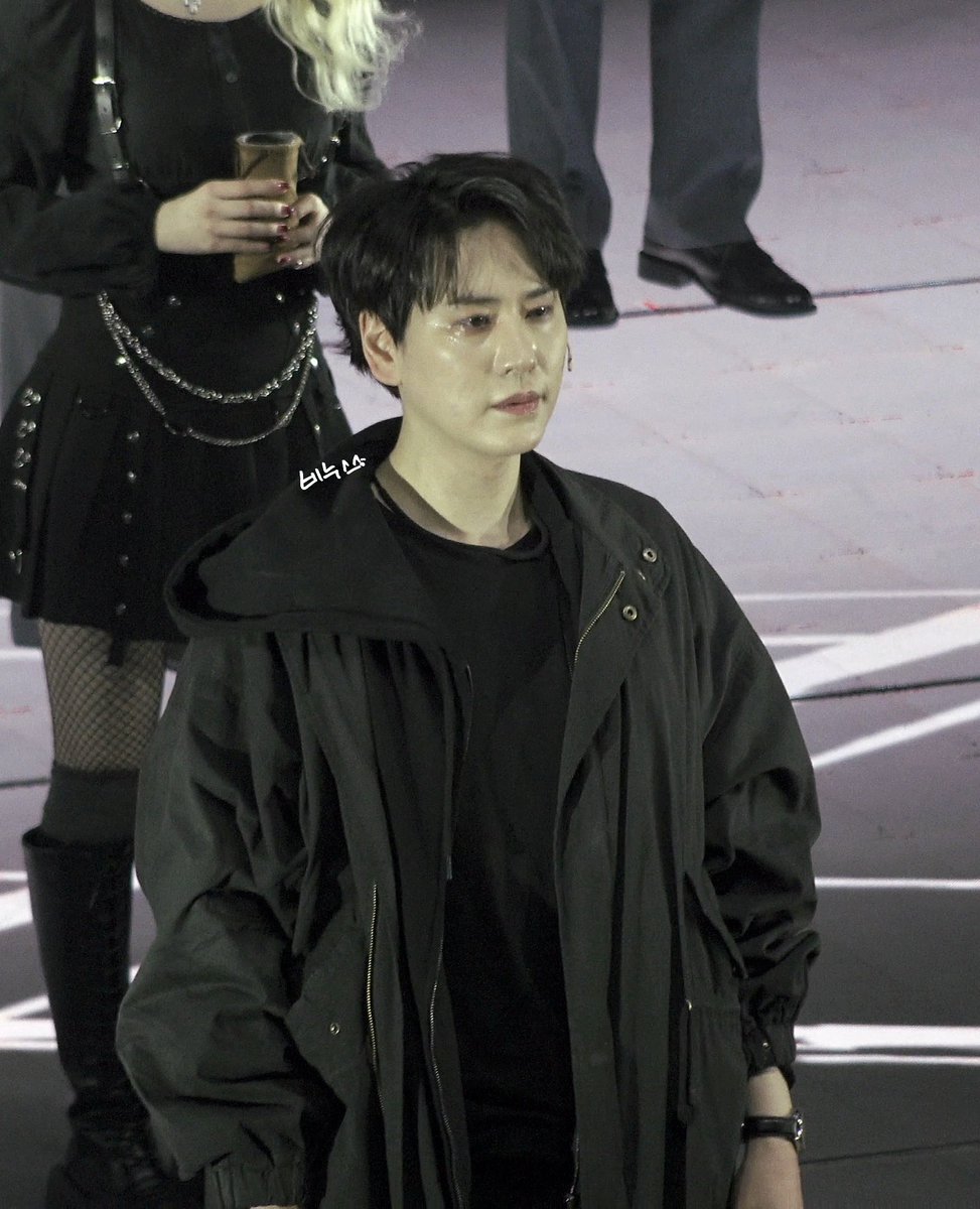#규현

눈물범벅 강아디...🥲🥲