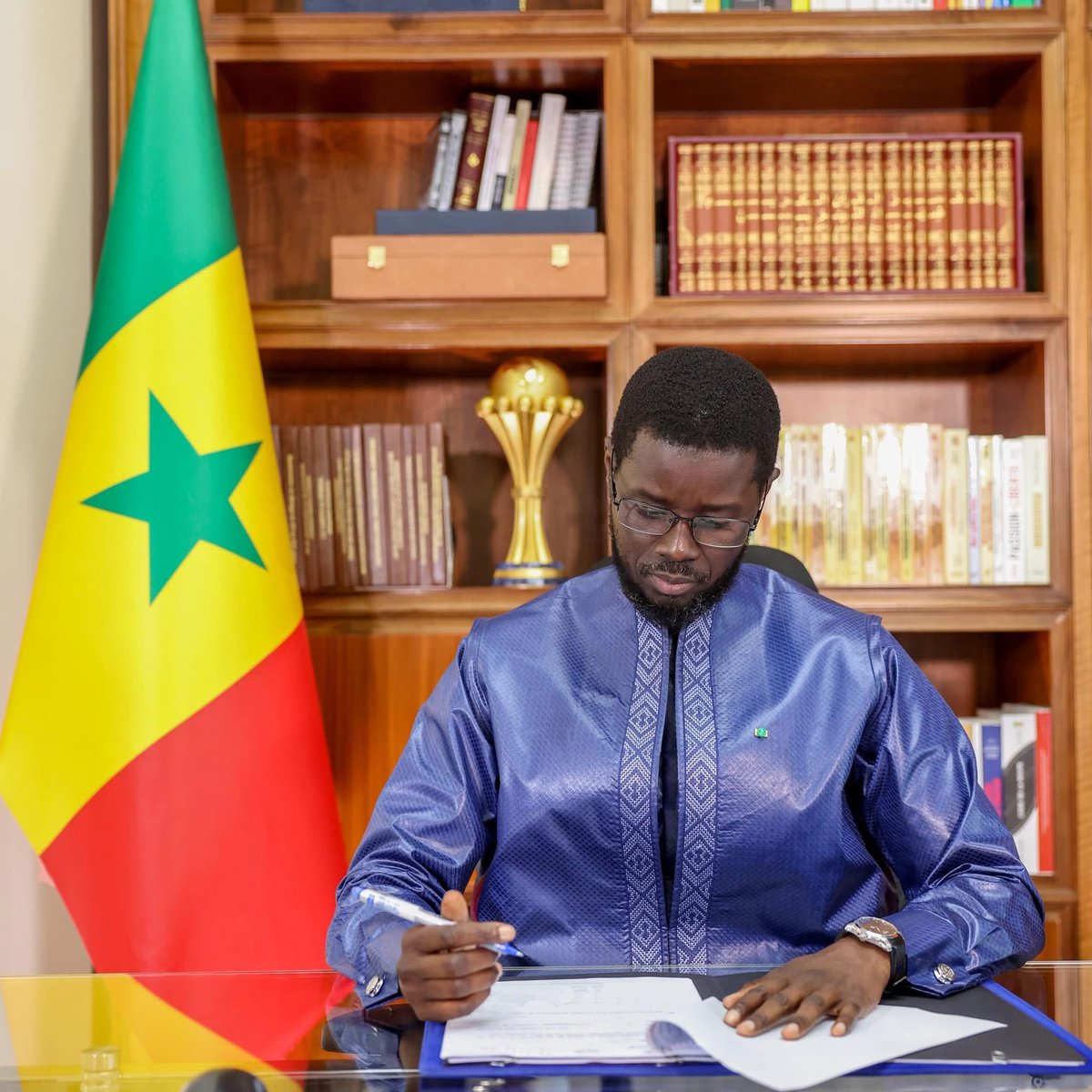 Kasad3Gh's tweet photo. Senegalese President's picture with AFCON 25 Cup suggests we're keeping the cup...come for it if you can"
#afcon25 #CAF #FIFA #Football #Senegal #Morrocco https://t.co/Ryp8CmmPUJ