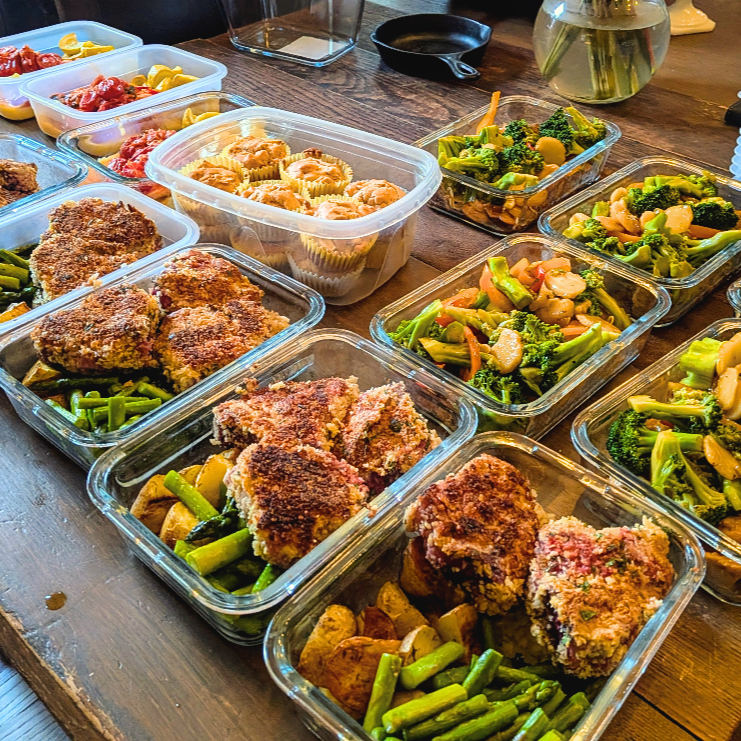 🌱 When the seasons change, rotate ingredients before changing portions. Keep meals familiar while swapping in spring produce so eating lighter feels natural, not forced 🍽️✨#seasonaleating #springreset #personalchef #mealprepservice #friendthatcooks