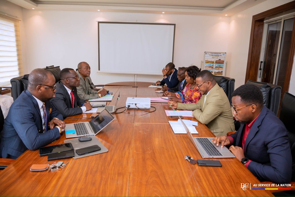 BCeCoRDC's tweet photo. #NEWS #RDC #KINSHASA | La nouvelle équipe dirigeante du Bureau Central de Coordination ( @BCeCoRDC ) est déjà à pied d'oeuvre depuis sa prise de fonction. 

Le Prof. Dr. Ir Sylvain Alongo Longomba DG ai de cette institution depuis le 6 mars 2026 procède à l'état des lieux de cette grande agence gouvernementale.

Cet état des lieux s'est fait Direction après Direction.

La journée du mercredi 18 mars 2026 était consacrée à la Direction financière ainsi qu'à tous les services qui s'y arrachent, à la Direction de l'Audit interne et la Division Administrative de Gestion des Ressources Humaines. 

Ce jeudi 19 mars 2026, il a ténu à faire la ronde des bureaux question de rencontrer le personnel avant de poursuivre avec  la séance de travail sur l' état des lieux avec la Direction Technique, la Division de Passation des Marchés et la Direction Générale.

#BCECO #AuServiceDeLaNation
🌐 https://t.co/q7HDlUc93u