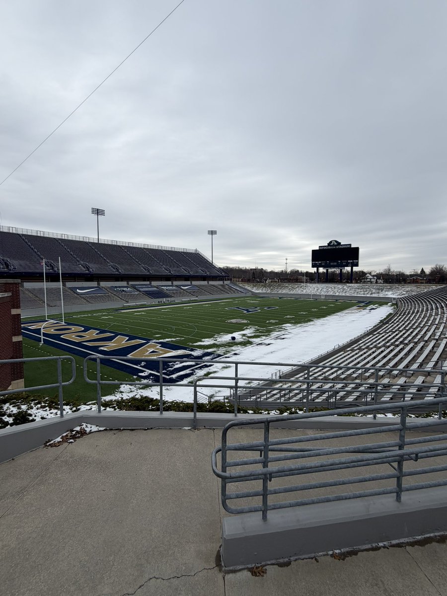 Nvaughn2028's tweet photo. Had a great time at Akron yesterday,
thank you @DevinReeves_5 for the tour!! https://t.co/uTvu7H0UVm