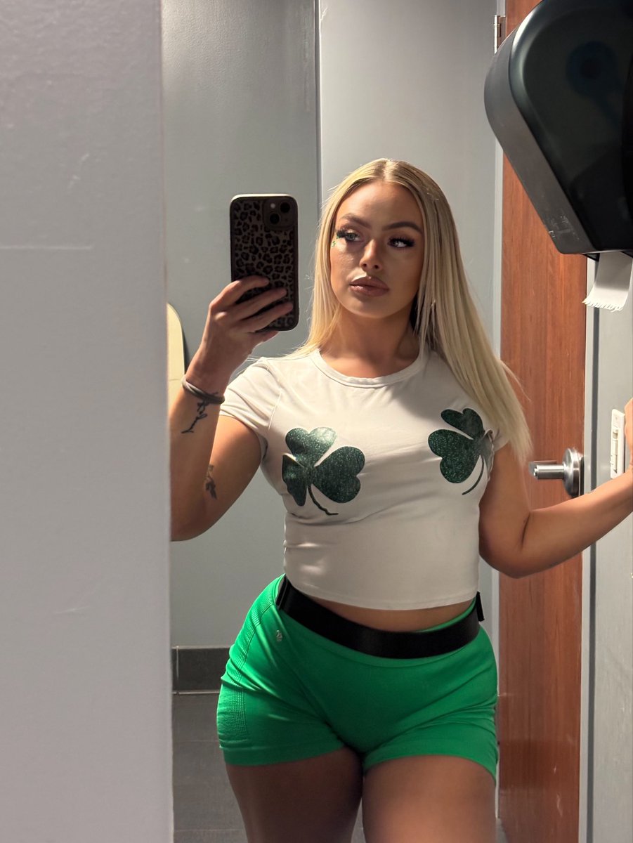 gabbb523's tweet image. #stpattysday fit 1 or 2?☘️
