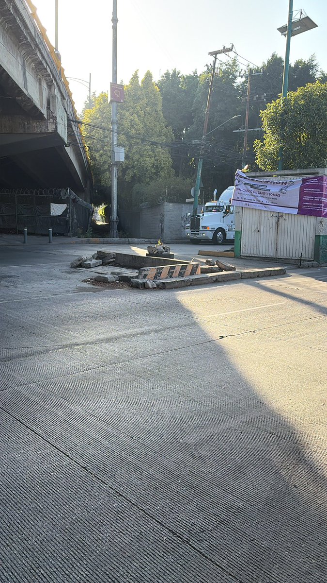 alonsoeder's tweet photo. @GobCDMX así la banqueta destruida en la avenida Ceylan esquina con Montevideo alcaldía Azcapotzalco más de 3 meses viendo choques cuanto tiempo necesitamos para que se repare https://t.co/jGH2TFvJnm