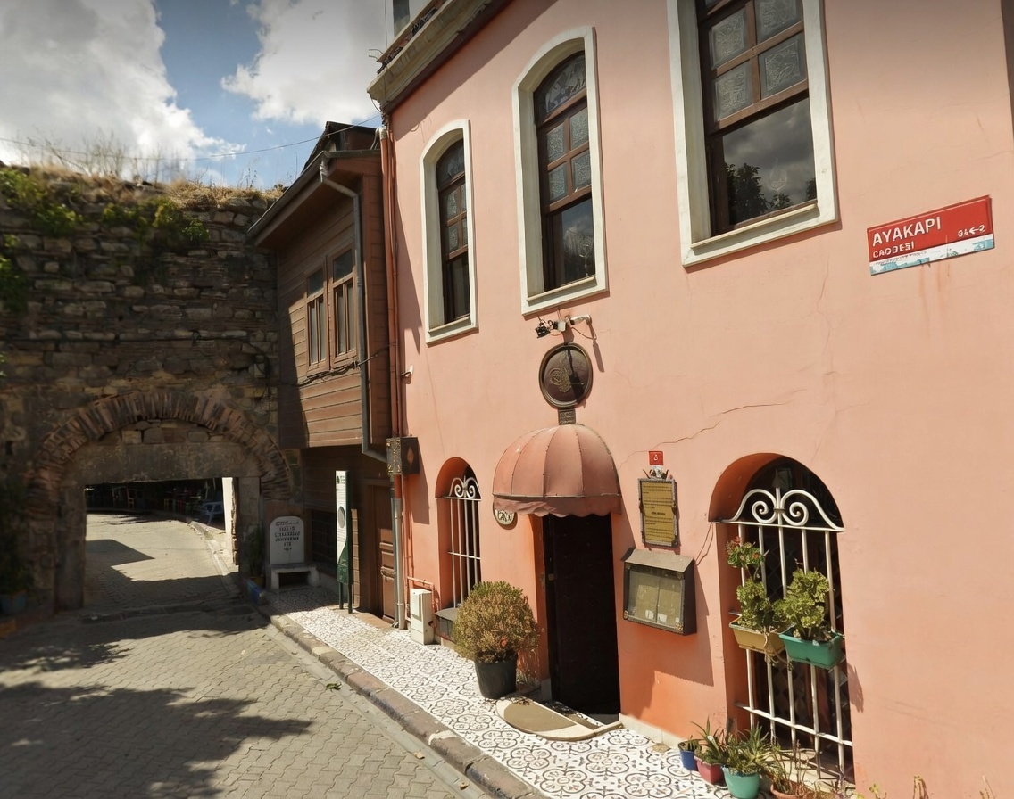Istyeradlari's tweet photo. Ayakapı Karakolu
Fatih/Yavuz Sultan Selim

1753 yılında vefat etmiş olan Sadrazam Şehlagöz Ahmed Paşa tarafından karakolun bulunduğu yere bir Yeniçeri Kolluğu inşa ettirilmişti. 1826'da Yeniçeri Ocağı'nın lağvından sonra bu kolluk karakola dönüştürülmüştür. 1884'de tamir görmüş, 1930'lu yıllarda CHP Cibali semt ocağı, Çocuk Esirgeme Kurmu ve Türk Hava Kurumu semt ocağı olarak kullanılmıştır. 1993'te içinde kereste atölyesi bulunan karakol binası bugün kafe olarak kullanılmaktadır.