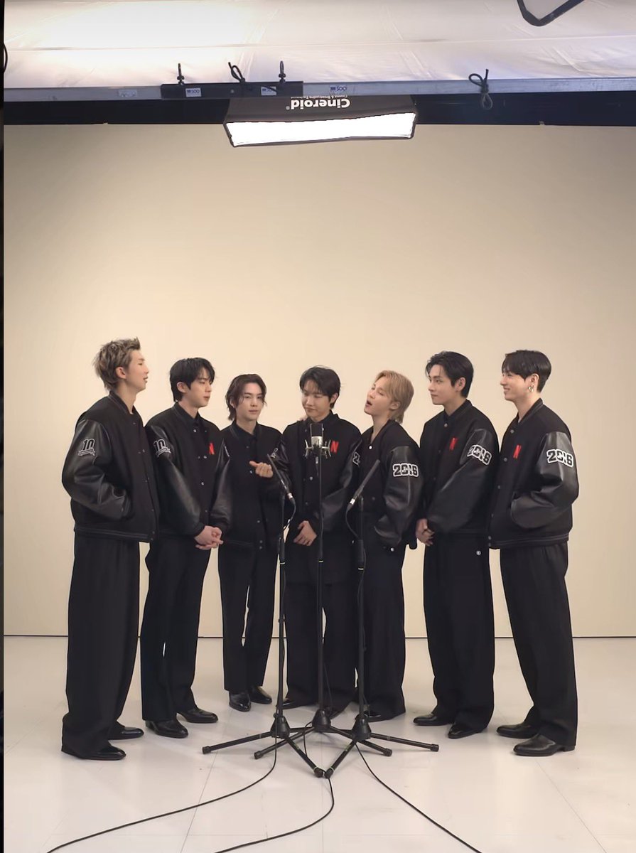 X77zC3's tweet photo. お久しぶりです😊
BTSが愛おしい🥰
このグループがすごく好き♡
その中でジミンちゃんがすごく好きなんです♡
(この人達みたいに気持ち頑張ろって)
そう、励まされるの気持ちが🤭🤍
あ〜会いたいな♥️
今日もお疲れ様です！
 #BTS
 #ARMY https://t.co/KfIgwDBWSK