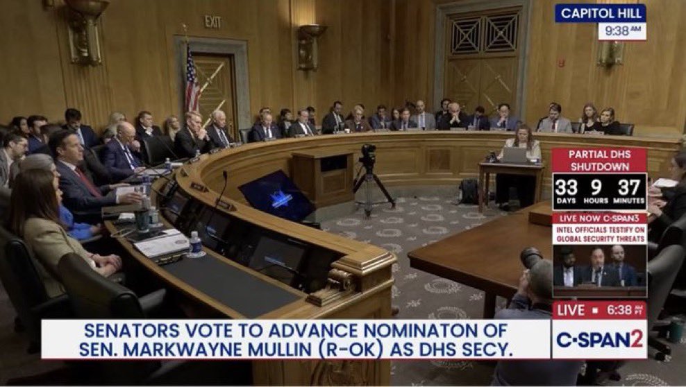 Politics & Poll Tracker 📡 tweet media