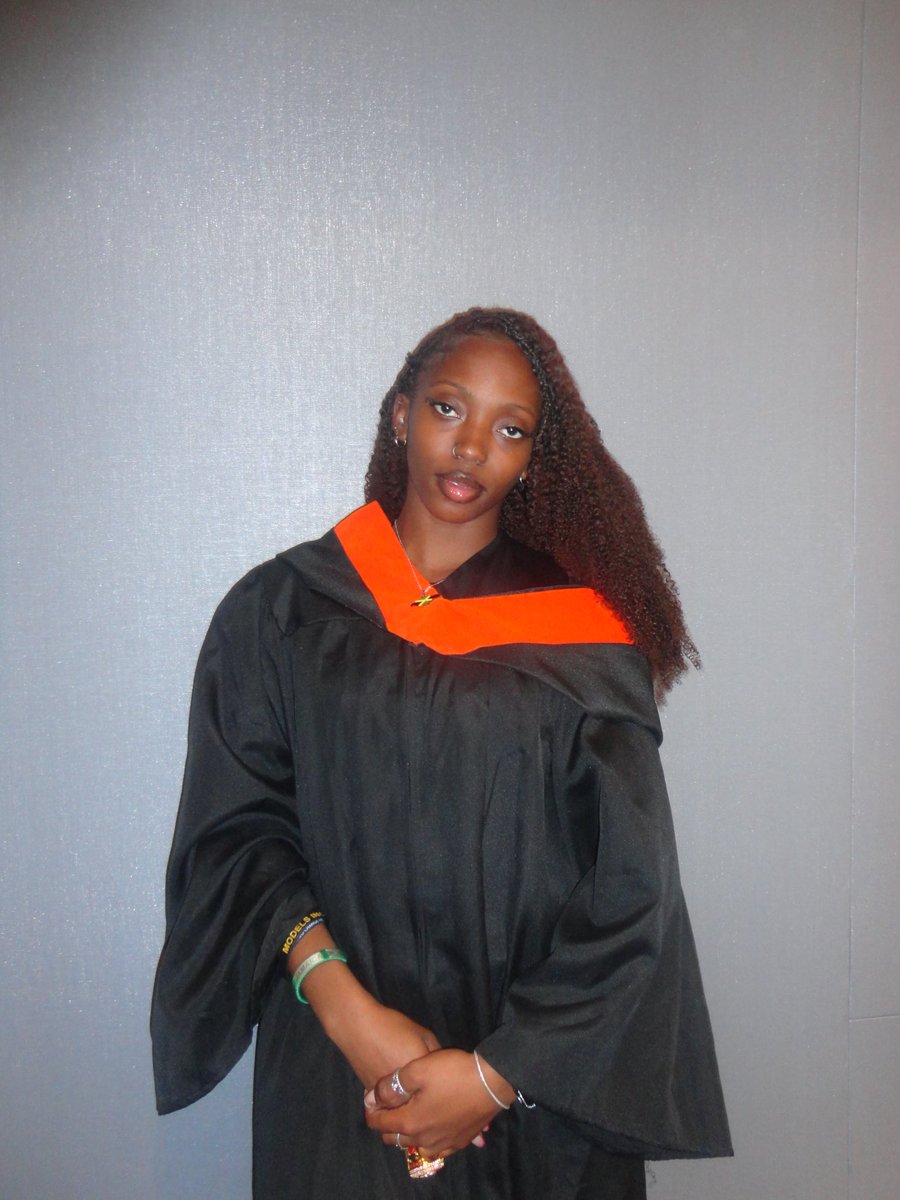 samantha_aam's tweet photo. took my grad pics yesterday 🥹🥹 
time flew so quick🥲
#classof2026🎓 #biomedicalengineer #womeninstem✨ #studentathlete https://t.co/K6tikzUqBF