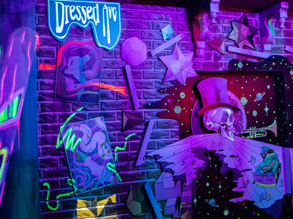 ThemeParkShark's tweet image. Universal's Mardi Gras Tribute Store is packed with over 25 custom bottle labels, hidden crawdads, and a blacklight cemetery. The designers behind it explain how they turned a gift shop into an attraction. 🎭

#UniversalOrlando #MardiGras #TributeStore

themeparkshark.com/2026/03/19/beh…