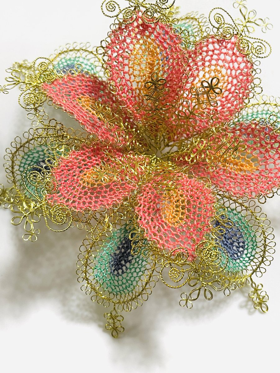 M_wireArt's tweet photo. 0.28mmの針金を手作業で曲げて、ミシン糸をかぎ針編みで編み込んでお花を作ってます。
#アート #ワイヤーワーク #針金 #編み物 #かぎ針編み
#wirework #knitting https://t.co/pFbg5AvNNI