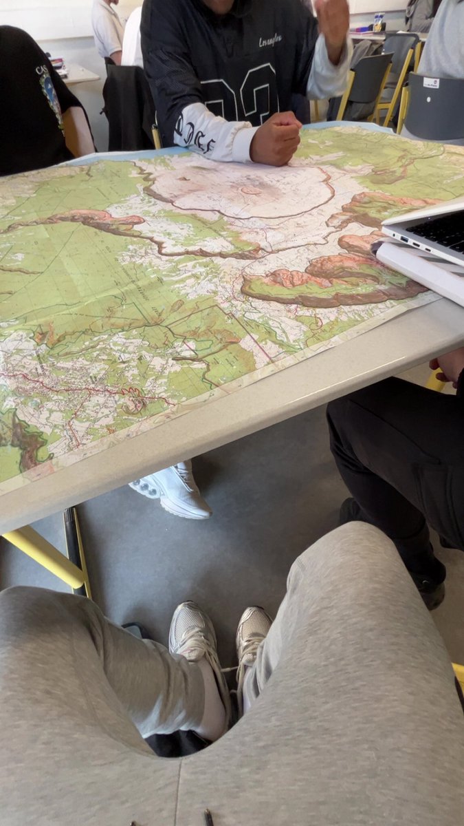 Tu va en cours t’étudie des cartes az la licence Dora l’exploratrice