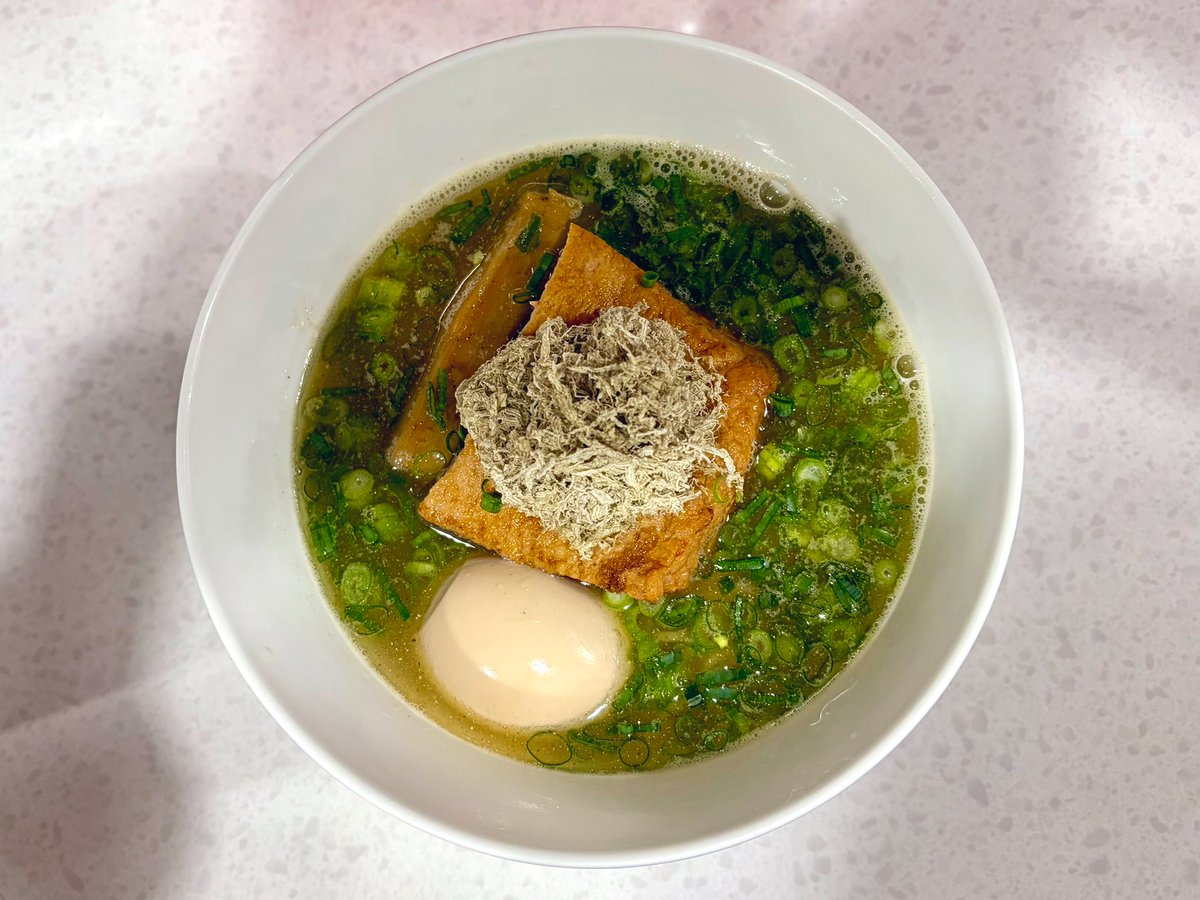 kan_ramen's tweet photo. 昼休みに「ラーメン星印」へ。
角煮そば(名古屋コーチンの味玉入り)。
天面に鎮座する大きな角煮。
表面は香ばしく、中はトロットロ、脂身はフワッフワ。
昆布や節系主体のスープは主役の角煮に負けないどっしりとした旨味。
とろろ昆布の風味が少しずつスープに移ると一層奥行きのある味わいに。 https://t.co/IvVzCTJ4QL
