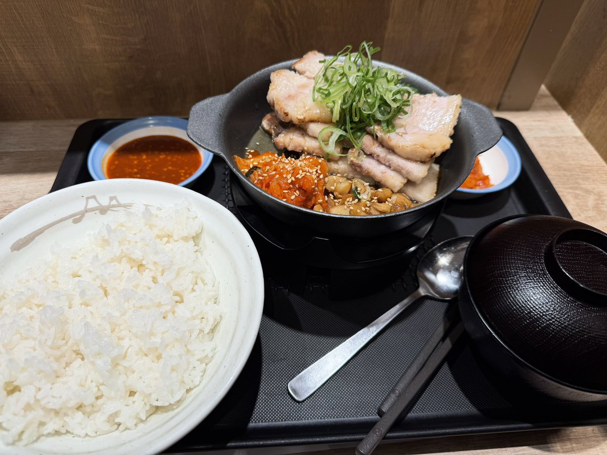 kixukk's tweet photo. 마츠야 삼겹살정식 먹엇어요
고기 양도 많고(10조각 넘게 잇엇던거 같음) 
곱빼기 무료여서 더 좋음
한번 더 먹을 의향 잇음.. https://t.co/fqvQ1Be5sR