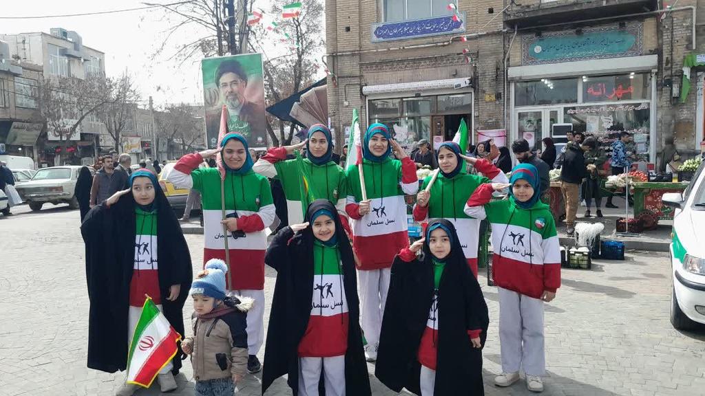 میدان انقلاب زنجان:
 آیین استقبال مردمی از اعضای تیم ملی فوتبال بانوان با حضور تاج  رئیس فدراسیون فوتبال ایران

#لبیک_یا_خامنه_ای
#تا_پای_جان_برای_ایران
#جان_فدای_ایران