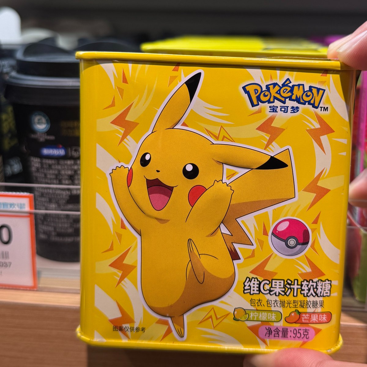 Today at the supermarket, I saw the Photo Card Cookie Mystery Box and Pikachu candy. I bought the Photo Card Cookies，nice nice