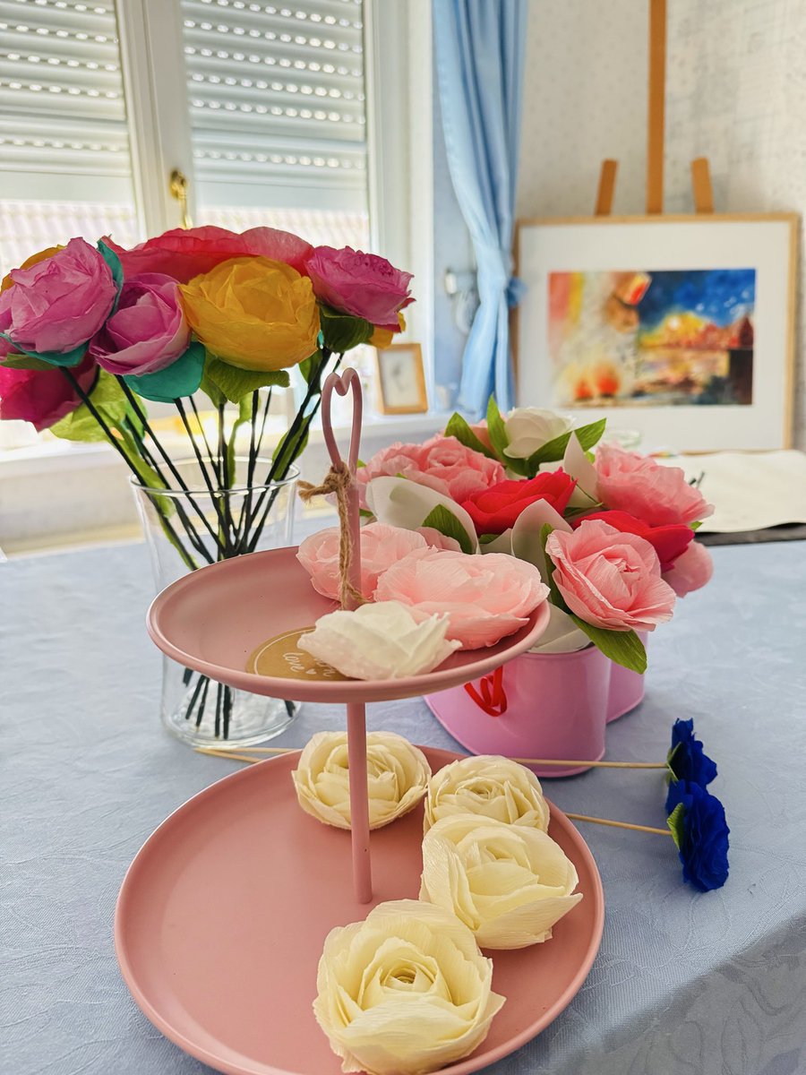 ladynarrator's tweet image. Creating some handcrafted flower bouquets for weddings and other events. As I haven't created my art website yet, DM on Instagram for orders. 
#craft #papercraft #flowers #ladynarrator