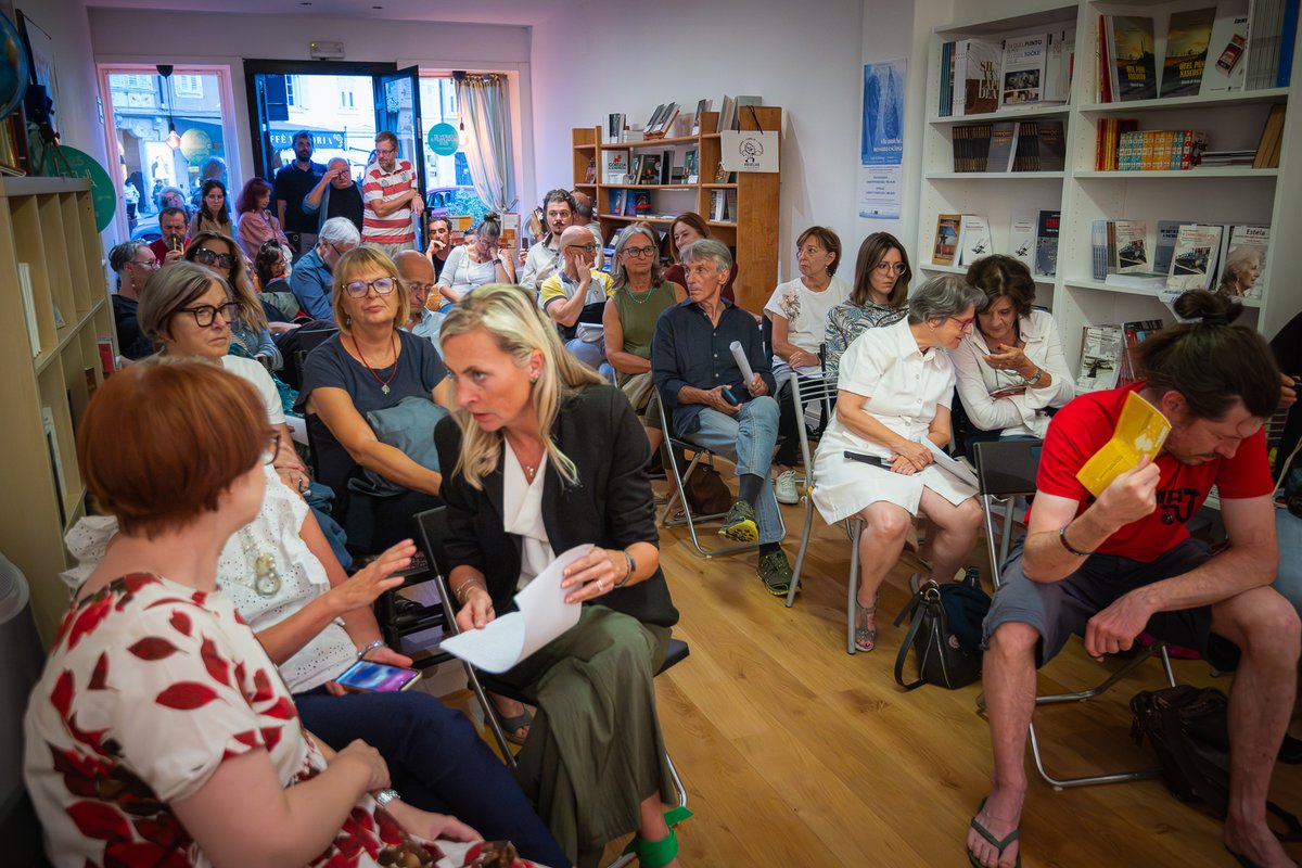 #goriziamost 2026 si svolgerà in #stanzaqudu, il nostro spazio espositivo in Piazza Vittoria, Travnik, 7 a Gorizia! Tutti invitati! Lepo vabljeni!💙📚𝗜𝗹 𝗹𝗶𝗯𝗿𝗼 𝗲̀ 𝗶𝗹 𝗿𝗲𝗴𝗮𝗹𝗼 𝗺𝗶𝗴𝗹𝗶𝗼𝗿𝗲 𝗰𝗵𝗲 𝗰𝗶 𝘀𝗶𝗮! 𝗞𝗻𝗷𝗶𝗴𝗮, 𝗻𝗮𝗷𝗹𝗲𝗽𝘀‌𝗲 𝗱𝗮𝗿𝗶𝗹𝗼!