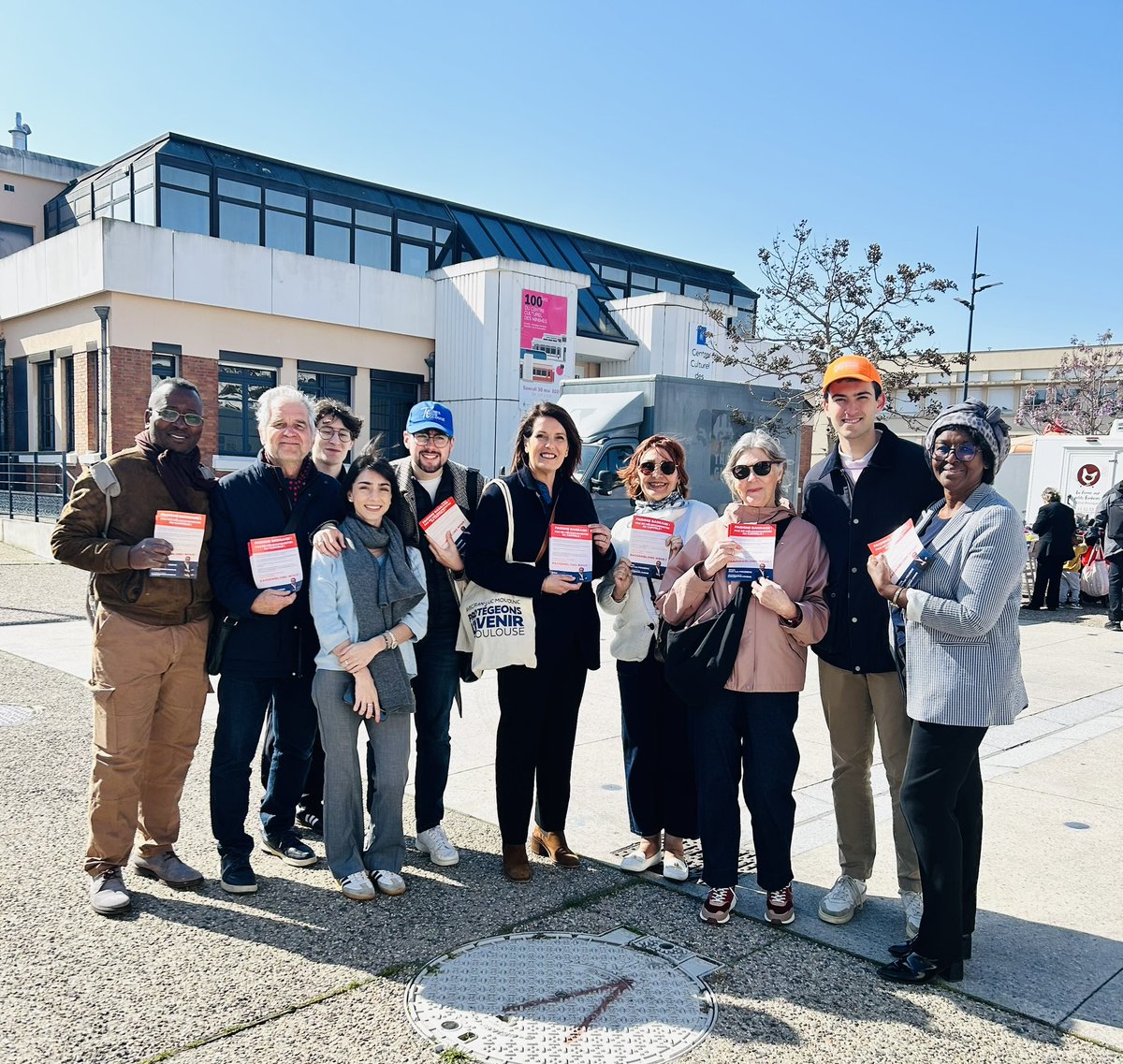 DufraisseCcile1's tweet photo. Ce matin au marché des #Minimes.
À J-3, le choix est clair.
Voter @jmoudenc2026 , c’est choisir l’expérience, le rassemblement et la stabilité pour Toulouse.
Pas un laboratoire idéologique, ni un tremplin pour Jean-Luc Mélenchon. https://t.co/vrzAC8imjD