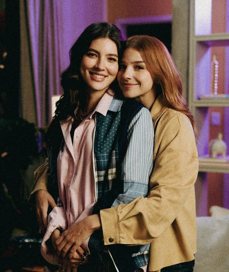 "Se há 30 anos lésbicas eram rejeitadas nas novelas, Juquinha e Lorena agora são admiradas. Como isso se explica em um dos países mais homofóbicos do mundo?"

fico tão feliz e cheia de orgulho delas quando leio essas coisas, é tão importante o casal estar sendo assim ❤️