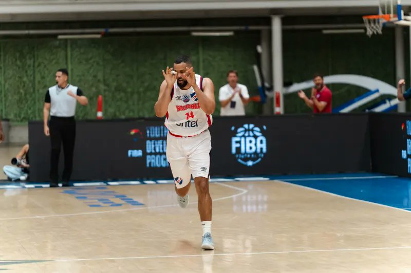 Erik Thomas seguramente juegue esta noche en <a href="/CNdeFbasketball/">Nacional Basketball</a> reemplazando a Connor Zinaich, el tricolor aprovecha el hecho de tener a cinco extranjeros en el país para irlos rotando, James Feldeine y Ernesto Oglivie completarían la trilogía extranjera hoy ante Hebraica Macabi