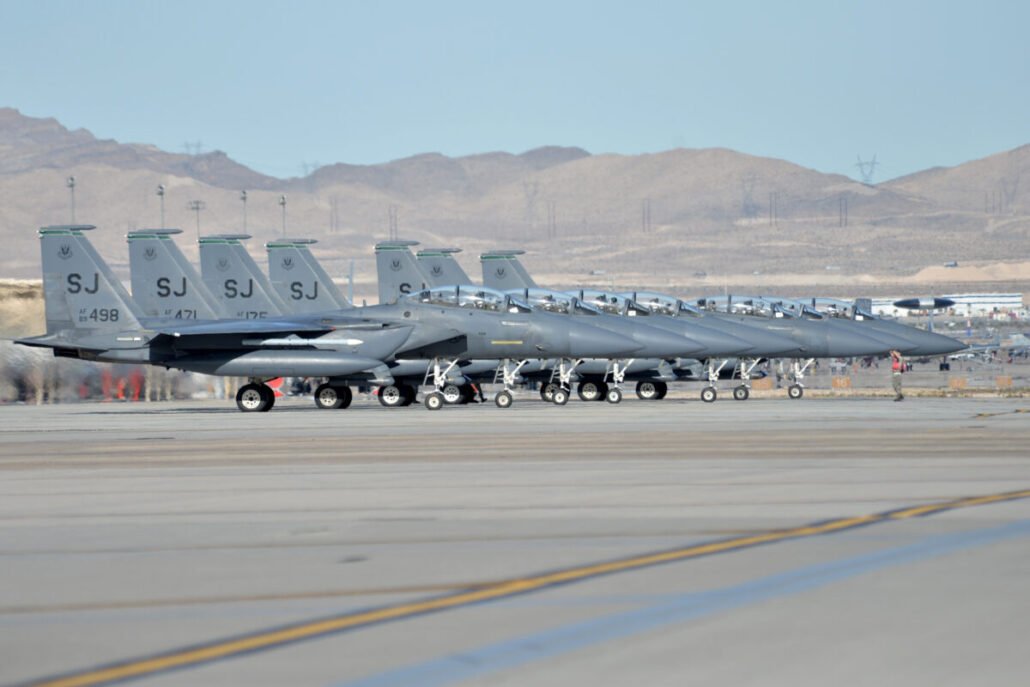 skytrailerdotnl's tweet photo. Chiefs lining up! 335th Fighter Squadron, prepare for takeoff during Red Flag 18-1, Nellis AFB Jan. 30, 2018. #F15E #Chiefs #335FS https://t.co/jR4OE3qxP4 https://t.co/WsKDSUaUZh