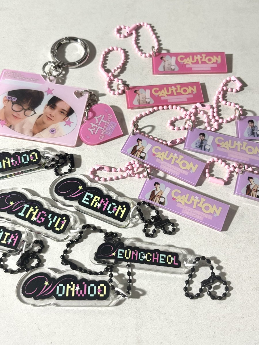 since my fan support didn't arrived on time for the concert i'll just giveaway these keyrings on dday see you all caratdeuls 

#SEVENTEEN #NEW_BULACAN #SEVENTEEN_NEW_IN_BULACAN