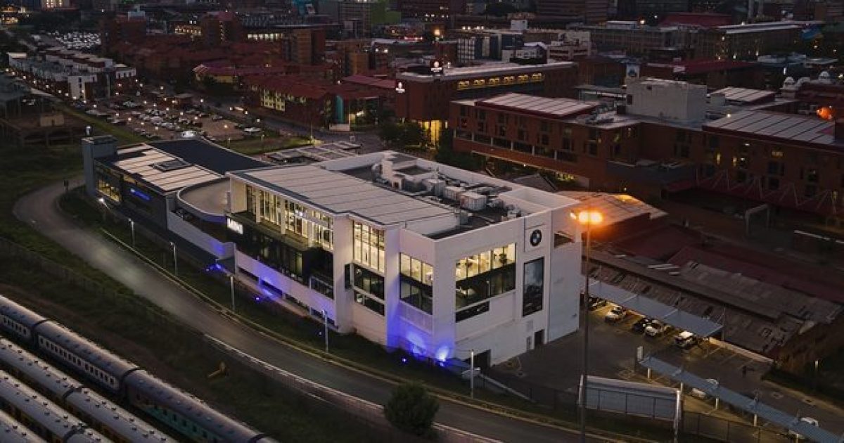 Ǝ∀ᗡ∀⋊Ɔ∩Ⅎ∀W tweet media