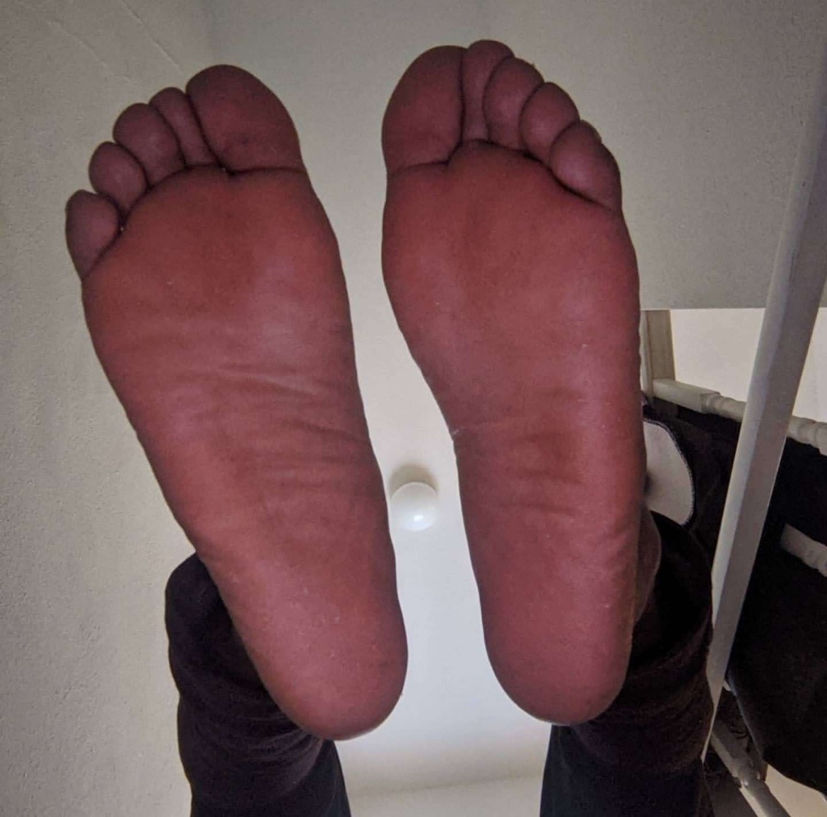 Juneboa1's tweet photo. Hairy berry legs with da strawberry soles…are you hungry? 😏 https://t.co/bNFS2FRrmr