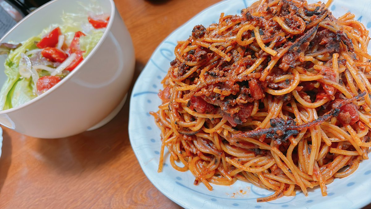 帰宅が22時過ぎてたので夕飯は手軽に錬成。

暗殺者（減塩中）のパスタ山盛り（麺250g）
サラダ

塩分は2.5g、カロリーはやべぇ。