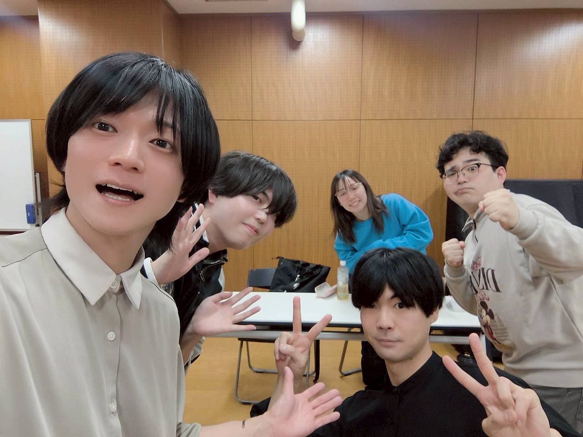 BumpYasu's tweet photo. #みんなクリスマスが好き
ホワイトデーver.

稽古写真が無い！と言ったら
薮田さんが偽稽古写真を撮ってくれました

ちゃんとした自撮り集合写真は
あらちゃん撮📸
流石✨

"かわいい"という共通の何かがなくなった分、より人間の話になってる気がします！

let's刮目👀

予約
https://t.co/L4sQW1inpL https://t.co/7aAu9JXdwo