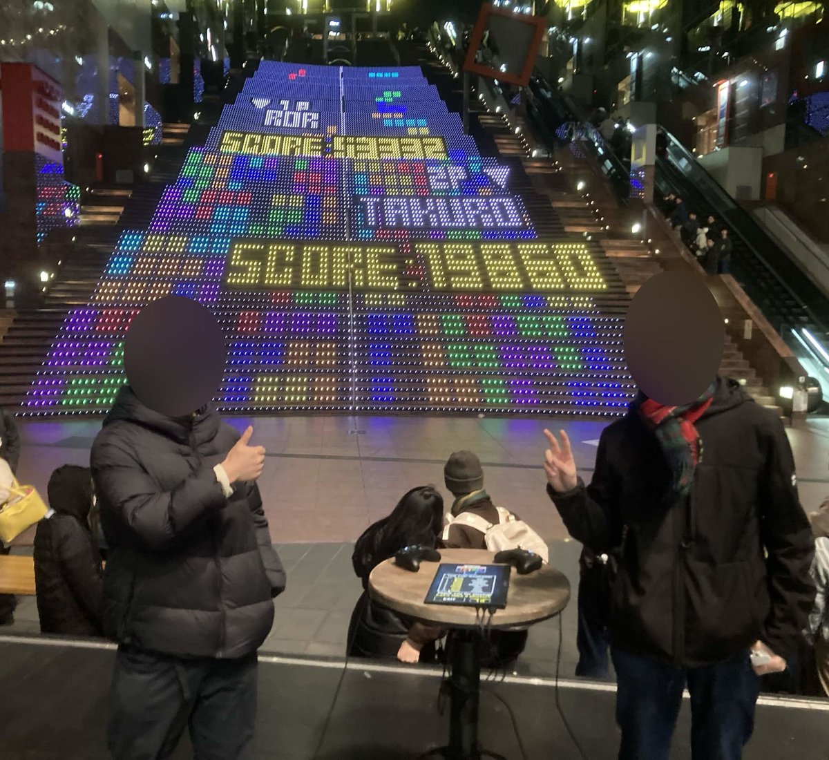 KyotoU_tetris's tweet photo. 本日は京都駅ビルの大階段でのテトリス、KYOTO DAIKAIDAN TETRISに行ってきました！
あの大階段を文字通りフィールドにした巨大テトリスで、すごく新鮮な感覚で楽しめました！ https://t.co/XPP9HZcwVw