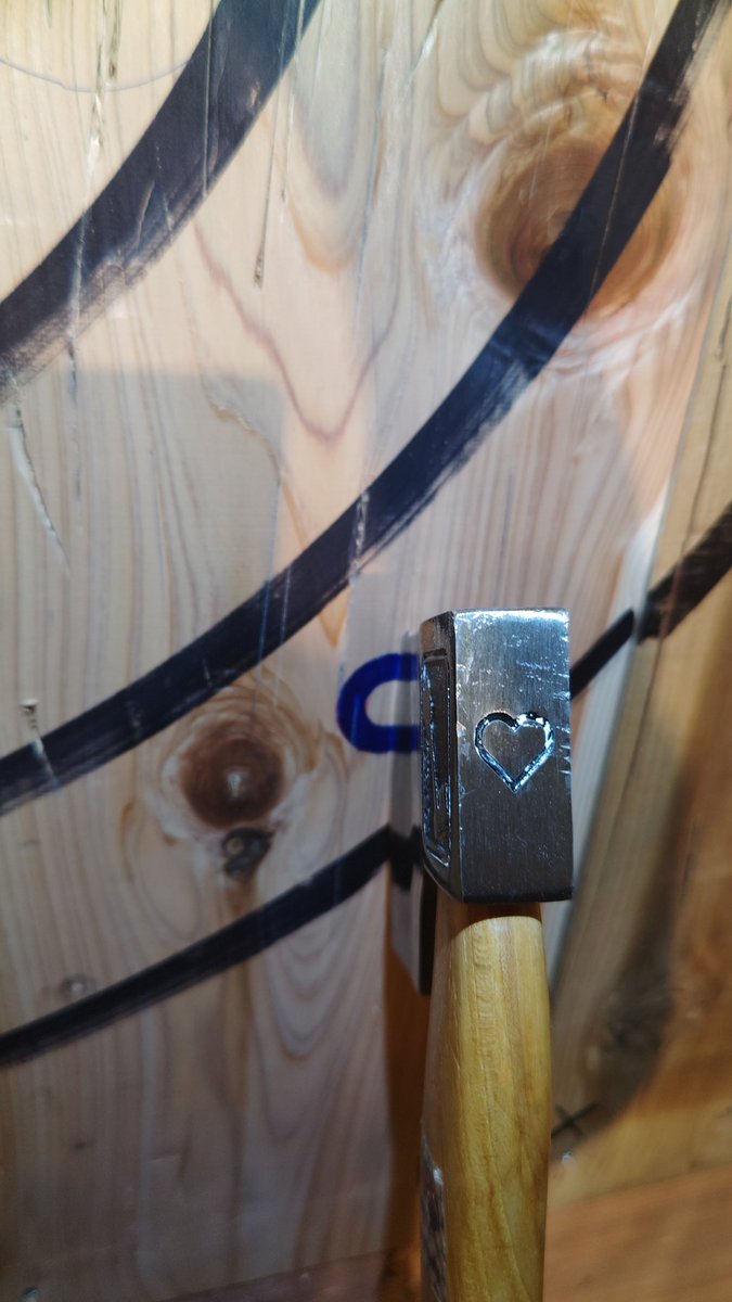 8AXEBOMBER's tweet photo. 結びとなりますが、今後の斧投場の発展とAxe Throwingの日本での発展を心よりお祈りし、皆様のご活躍とご健勝をお祈り致します。
長いようで短い期間でしたが大変お世話になりました。皆さまありがとうございました！
2026年3月31日　X担当者 https://t.co/vhiXTrSCUz