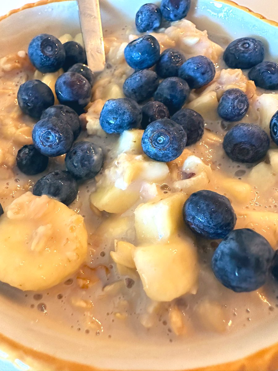 free_style_chef's tweet image. Blueberries are the star of my oats this morning. ✨🫐✨

#oatmeal #fruits