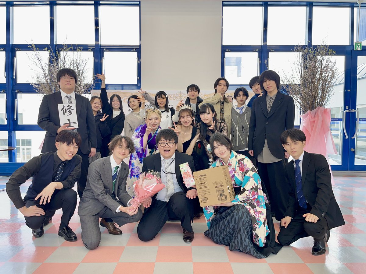 chikalab330's tweet photo. 【祝🎊】
この度近澤ゼミ1期生9名は、ゼミ初の卒業生として全員が旅立ったことをご報告いたします🎉

ゼミ始動して以来2年間、本っ当にお世話になりました！
近澤ゼミに幸あれ！
それではまた会う日まで👋 https://t.co/aYRRCvlGUH