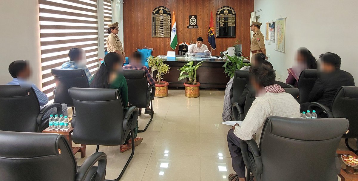 Digital_Sambhal's tweet photo. 📅 19 मार्च, 2026

👮‍♂️ जब अधिकारी सुनता है, तो जनता को भरोसा मिलता है…

आज ADG, बरेली जोन श्री रमित शर्मा जी द्वारा कार्यालय में जनसुनवाई कर आमजन की समस्याओं को गंभीरता से सुना गया। यह पहल जनता से सीधा संवाद स्थापित करने और उनकी समस्याओं को समझने का एक सशक्त माध्यम है।

हर शिकायत को प्राथमिकता देते हुए संबंधित अधिकारियों को स्पष्ट निर्देश दिए गए कि सभी मामलों का त्वरित, निष्पक्ष एवं गुणवत्तापूर्ण निस्तारण सुनिश्चित किया जाए।

👉 यह सिर्फ सुनवाई नहीं, बल्कि पारदर्शी प्रशासन और विश्वास की एक मजबूत नींव है

💬 आम जनता को समय पर न्याय मिले — यही प्रशासन की असली पहचान है।

#जनसुनवाई #UPPolice #जनता_का_विश्वास #GoodGovernance #BareillyZone #TransparentGovernance

डिजिटल वॉलंटियर
जनपद सम्भल – मोहित धनगर