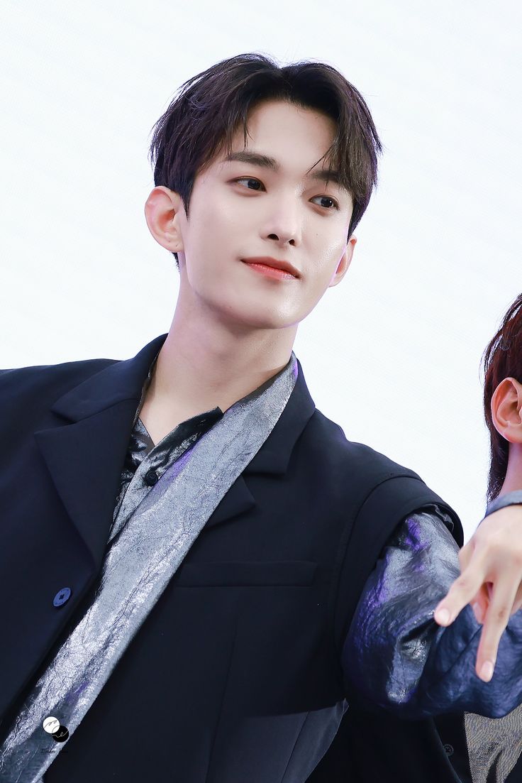 hourly dokyeom tweet media