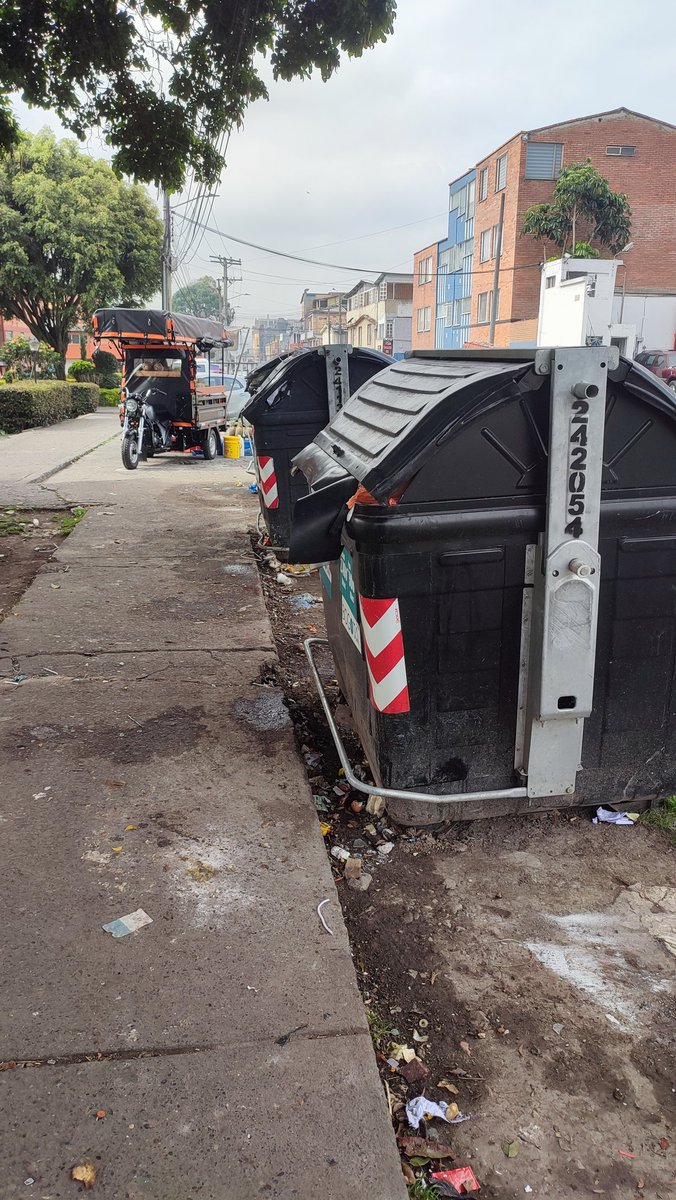 barrientosjaime's tweet photo. @Uaesp @BogotaLimpiaSAS @PGN_COL @Bogota @ELTIEMPO @elespectador @rcnradio @CaracolRadio Hoy, tres días después, por fin recogieron la basura alrededor de los contenedores
@Uaesp @Bogota @PGN_COL @@ELTIEMPO @elespectador @rcnradio @CaracolRadio https://t.co/ZdxiQwwxLj