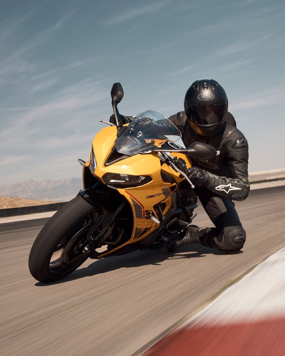 AraiAmericas's tweet photo. 🔥🔥🔥 #repost @triumphamerica Which color of the new 2026 Daytona 660 are you picking? Cosmic Yellow or Aluminum Silver.
We love both, and the Corsair-X looks amazing!
https://t.co/4scfyMcMpt
#Arai #AraiHelmet #PriorityforProtection #GlancingOff https://t.co/V8VTqzXT7D