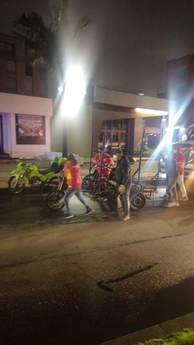 heidy_up's tweet photo. #Denuncia | Ayer en horas de la noche, por la calle 116 en inmediaciones al CC Unicentro, la @PoliciaBogota y la alcaldía de @CarlosFGalan vulneraron los derechos de José, un reciclador de oficio honrado y honesto que mediante su trabajo lleva el pan de cada día a su casa.

Una vez más se demuestra el desprecio hacia la población vulnerable de Bogotá, mientras la ciudad vive inundada en basuras, Galán le quita los elementos de trabajo a la población recicladora.