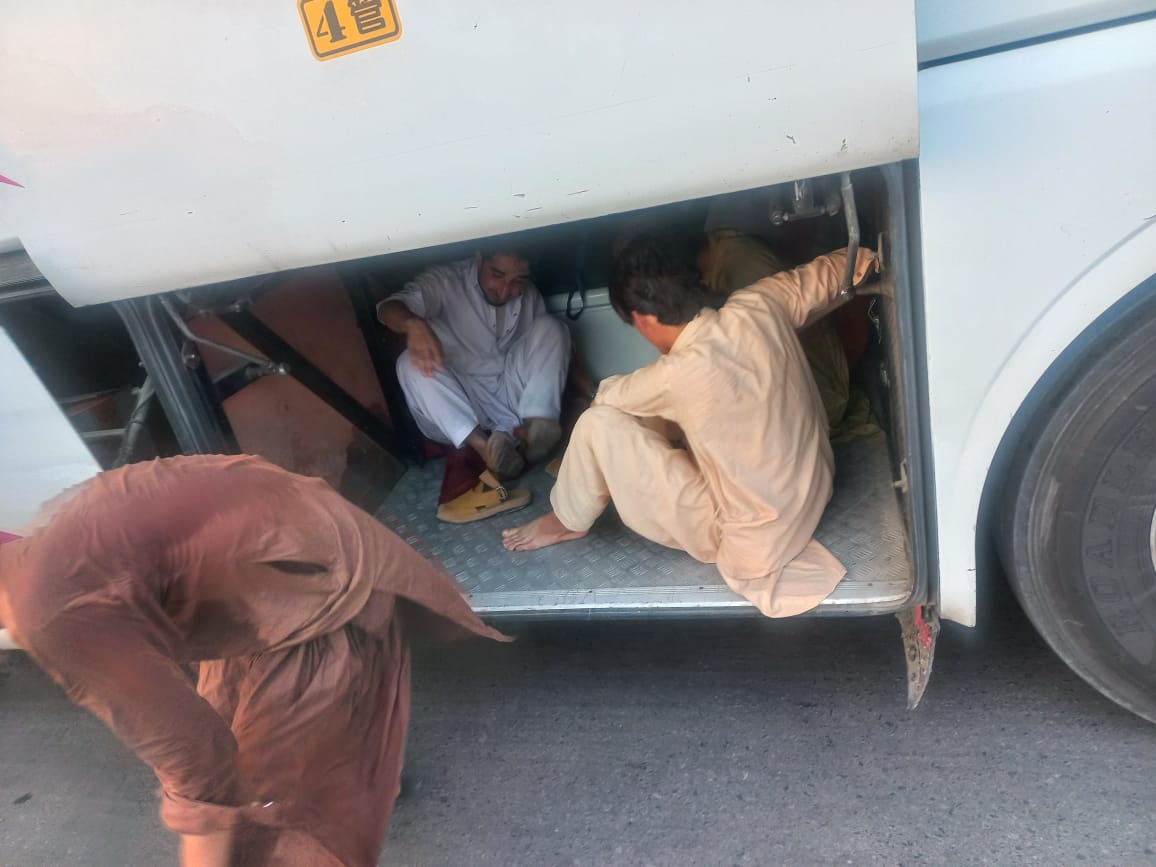 SalehMughal's tweet image. راولپنڈی 
بسوں کی ڈگی میں خطرناک انداز میں مسافروں کو بٹھانے پر موٹروے پولیس کا سخت ایکشن
11 مختلف بسوں کو موٹروے پر سفر کے لیے انڑی 7 روز کے لیے بین  کر دی گئی 
@NHMPofficial
#all