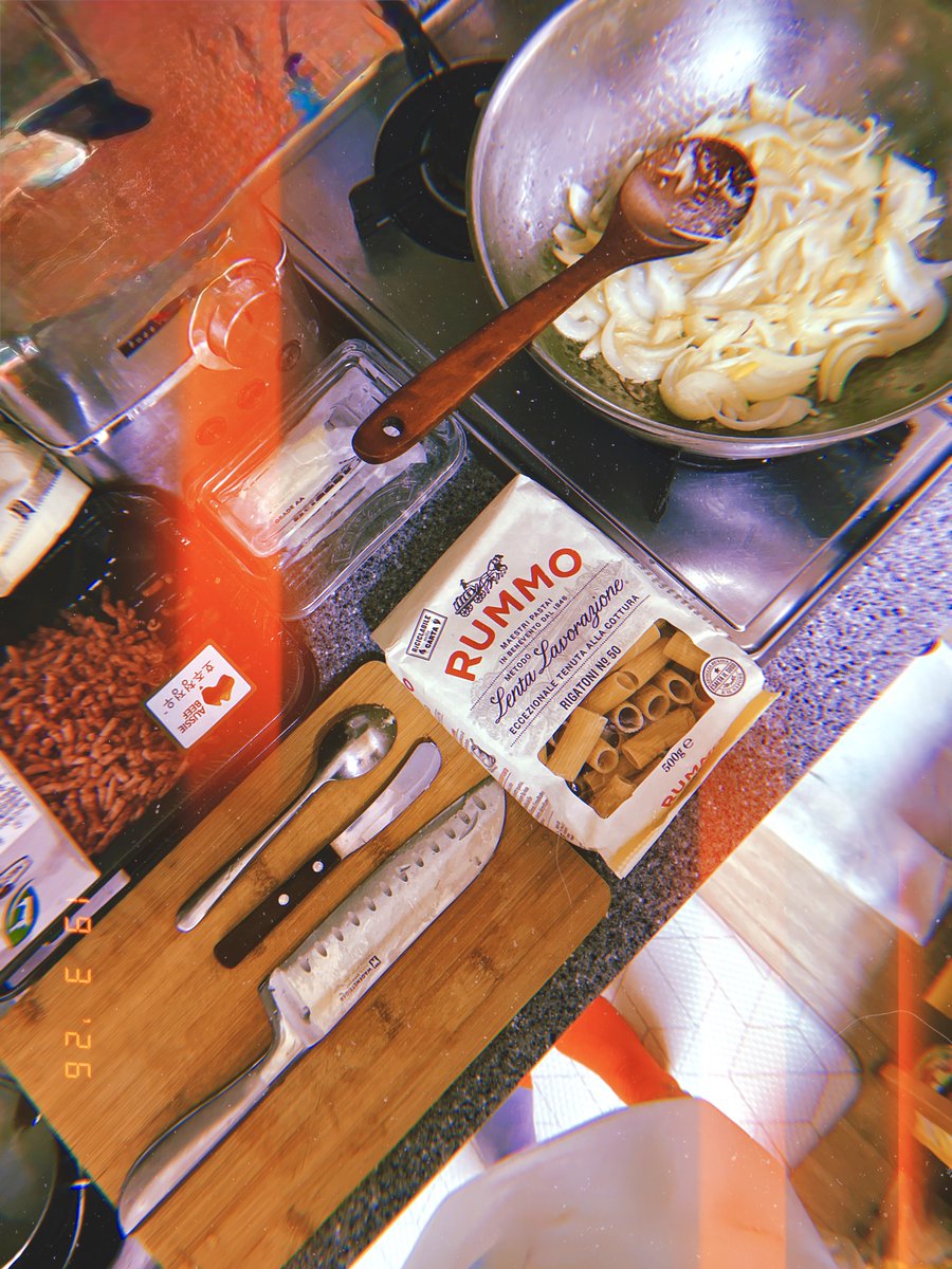 DrewVanilla_'s tweet image. 번개로 이른 저녁 &amp;lt;얼큰 샤브샤브 칼국수+밥볶&amp;gt; 했지만 보이들 위한 &amp;lt;Beef Ragù Rigatoni&amp;gt; 만들어 나도 또 같이 먹었다. 오늘 도착한 처음 써보는 거대한 식칼!🔪 깃털처럼 가볍게 잘린 채소들. 장비빨 좋긔나.. 저녁 요리 전 르방이 밥 줬는데 밥 먹고 나니 두 배 가량 자람.🌱 #Dark3 #R19Mar2026